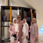 Aaron Aziz Instagram - Alhamdulilah Enough is enough! Abg yg beli beras. Abg action bingit action gertak tak nak keluar. 50 min dah siap. Pastu boleh pulak jalan cepat kali ni 5 min sampai lift. Magic betul… Boleh pulak cepat…… Kenapa boleh laju pulak hari ni? Ohhhh bergantung kepada kasut ye… Begitu la Day 3….. #abggertak #abgaction #abgMenangKaliNi #abgWin #abgHampaPakaiPink @jakeltextile