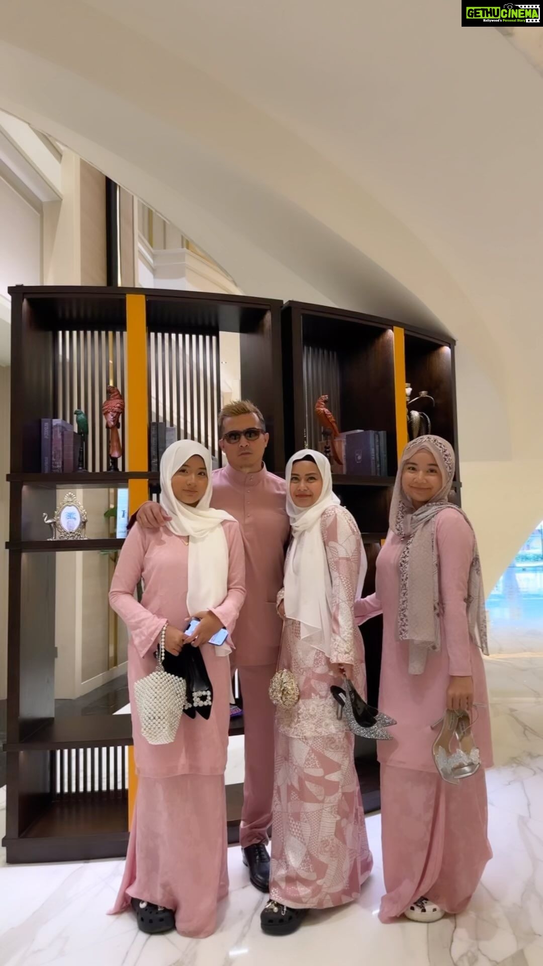 Aaron Aziz Instagram - Alhamdulilah Enough is enough! Abg yg beli beras. Abg action bingit action gertak tak nak keluar. 50 min dah siap. Pastu boleh pulak jalan cepat kali ni 5 min sampai lift. Magic betul… Boleh pulak cepat…… Kenapa boleh laju pulak hari ni? Ohhhh bergantung kepada kasut ye… Begitu la Day 3….. #abggertak #abgaction #abgMenangKaliNi #abgWin #abgHampaPakaiPink @jakeltextile