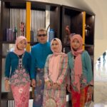 Aaron Aziz Instagram - Tabarakallah Alhamdulilah Day 2 gitu. Kali ni lagi lama siap sebab katanya baju takde butang. Jadi kena pin lambat sikit. Jln pun sopan santun habis. Jalan slow slow 1jam dari carpark baru sampai lif, kain ada belah katanya. Isteri korang jln laju ke slow slow? #abgpenyabarorgnya #abgWiththeGirls #abgpenatMenunggu #abgmasihmenunggu #abgPocketberat #abgsentiasaSenyum #abgTempuhBendaSamatiapTahun Baju melayu Aaron Aziz @jakeltextile