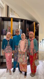 Aaron Aziz Instagram - Tabarakallah Alhamdulilah Day 2 gitu. 

Kali ni lagi lama siap sebab katanya baju takde butang. Jadi kena pin lambat sikit. Jln pun sopan santun habis. Jalan slow slow 1jam dari carpark baru sampai lif, kain ada belah katanya.

Isteri korang jln laju ke slow slow? 

#abgpenyabarorgnya #abgWiththeGirls #abgpenatMenunggu #abgmasihmenunggu #abgPocketberat #abgsentiasaSenyum #abgTempuhBendaSamatiapTahun

Baju melayu Aaron Aziz @jakeltextile