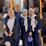 Aaron Aziz Instagram - Alhamdulilah semalam semuanya berjalan dgn lancar. Abg siap paling last dan masih menunggu lagi satu jam. Lepas tu anak dara abg dan Mak dara nya, sakit kaki pakai kasut tinggi, abg kena bawak kereta turun ambil kat depan. (Tak faham beli kasut mahal mahal siap batu batu tapi jln sikit) Pastu kocek abg penuh dgn make up. Begitu la Day 1 Selamat Hari Raya Maaf Zahir Batin from Aaron Aziz and Family. Pastu abg post ni kena promote baju dari @diyanahalikcom ye dgn tudung sekali. Begitulah posting Day 1 @dwiarianaaaron @dahliaarissaaaron #AbgikutArahan #AbgTaktakutIsteri #AbglovemyFamily #AbgikutkanAje #AbgMestiBersabar #abgsteady #bajumelayuaaronaziz @jakeltextile Rindu my son @danishanaqiaaron