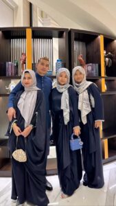 Aaron Aziz Instagram - Alhamdulilah semalam semuanya berjalan dgn lancar. Abg siap paling last dan masih menunggu lagi satu jam. Lepas tu anak dara abg dan Mak dara nya, sakit kaki pakai kasut tinggi, abg kena bawak kereta turun ambil kat depan. (Tak faham beli kasut mahal mahal siap batu batu tapi jln sikit) Pastu kocek abg penuh dgn make up. Begitu la Day 1 Selamat Hari Raya Maaf Zahir Batin from Aaron Aziz and Family. Pastu abg post ni kena promote baju dari @diyanahalikcom ye dgn tudung sekali. Begitulah posting Day 1 @dwiarianaaaron @dahliaarissaaaron #AbgikutArahan #AbgTaktakutIsteri #AbglovemyFamily #AbgikutkanAje #AbgMestiBersabar #abgsteady #bajumelayuaaronaziz @jakeltextile Rindu my son @danishanaqiaaron