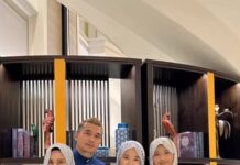 Aaron Aziz Instagram - Alhamdulilah semalam semuanya berjalan dgn lancar. Abg siap paling last dan masih menunggu lagi satu jam. Lepas tu anak dara abg dan Mak dara nya, sakit kaki pakai kasut tinggi, abg kena bawak kereta turun ambil kat depan. (Tak faham beli kasut mahal mahal siap batu batu tapi jln sikit) Pastu kocek abg penuh dgn make up. Begitu la Day 1 Selamat Hari Raya Maaf Zahir Batin from Aaron Aziz and Family. Pastu abg post ni kena promote baju dari @diyanahalikcom ye dgn tudung sekali. Begitulah posting Day 1 @dwiarianaaaron @dahliaarissaaaron #AbgikutArahan #AbgTaktakutIsteri #AbglovemyFamily #AbgikutkanAje #AbgMestiBersabar #abgsteady #bajumelayuaaronaziz @jakeltextile Rindu my son @danishanaqiaaron