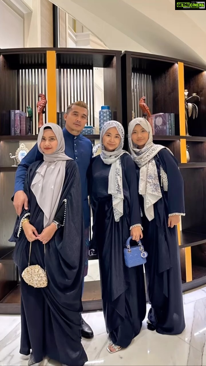 Aaron Aziz Instagram - Alhamdulilah semalam semuanya berjalan dgn lancar. Abg siap paling last dan masih menunggu lagi satu jam. Lepas tu anak dara abg dan Mak dara nya, sakit kaki pakai kasut tinggi, abg kena bawak kereta turun ambil kat depan. (Tak faham beli kasut mahal mahal siap batu batu tapi jln sikit) Pastu kocek abg penuh dgn make up. Begitu la Day 1 Selamat Hari Raya Maaf Zahir Batin from Aaron Aziz and Family. Pastu abg post ni kena promote baju dari @diyanahalikcom ye dgn tudung sekali. Begitulah posting Day 1 @dwiarianaaaron @dahliaarissaaaron #AbgikutArahan #AbgTaktakutIsteri #AbglovemyFamily #AbgikutkanAje #AbgMestiBersabar #abgsteady #bajumelayuaaronaziz @jakeltextile Rindu my son @danishanaqiaaron