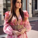 Aarti Chhabria Instagram - Let’s bring some #pink #music to your #tuesday 💓 who knows this song ? I love the beat