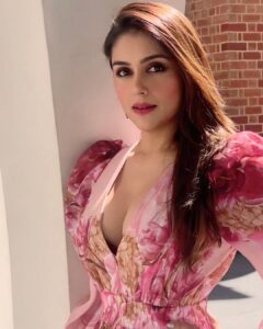 Aarti Chhabria Instagram - “I can be changed by what happens to me. But I refuse to be reduced by it.”
― Maya Angelou
Read that again! 🌸 #aartichabria #quotes #mayaangelou #pink #flowerydress #pinkdress #closeup #resilience #strength #empowered #feeling 
#love #straighthair swipe 👈