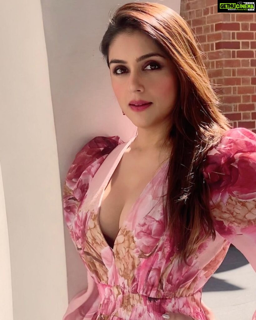 Aarti Chhabria Instagram - “I can be changed by what happens to me. But I refuse to be reduced by it.” ― Maya Angelou Read that again! 🌸 #aartichabria #quotes #mayaangelou #pink #flowerydress #pinkdress #closeup #resilience #strength #empowered #feeling #love #straighthair swipe 👈
