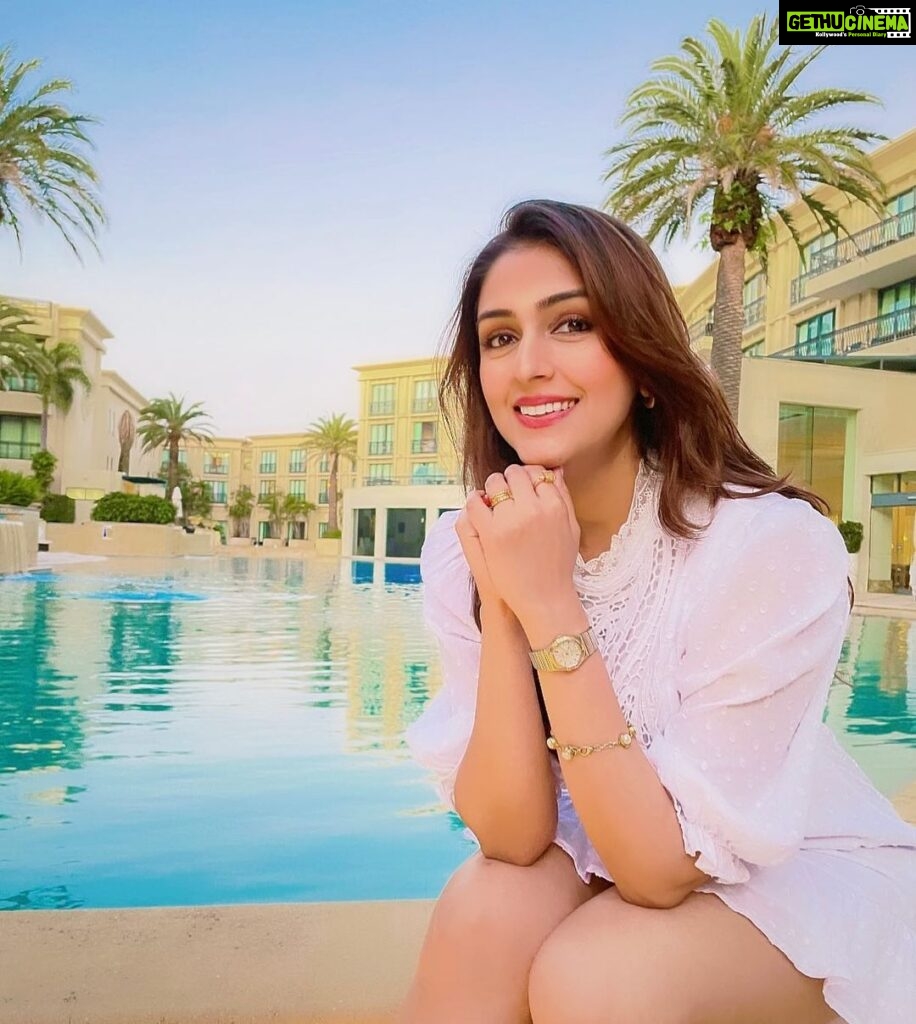 Aarti Chhabria Instagram - “If you’re not blind, you can find fashion everywhere.” ~ Gianni Versace Blissful Living X @palazzoversace 🎊 #blissfulliving #aartisblissfulliving #palazzoversace #palazoversacegoldcoast #goldcoast #whitedress #pool #palms #likedubai #aartichabria #quotes #fashion #luxurylifestyle #holisticwellness #smiling #bliss Palazzo Versace Gold Coast
