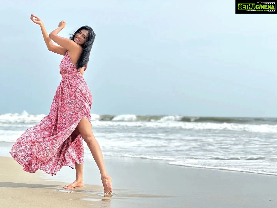 Aishwarya Khare Instagram - गिरते संभलते चलते लडखडाये हाँ मगर ये होंसला ना डगमगाए अरमानो के पतंग को उड़ायें 💕💕