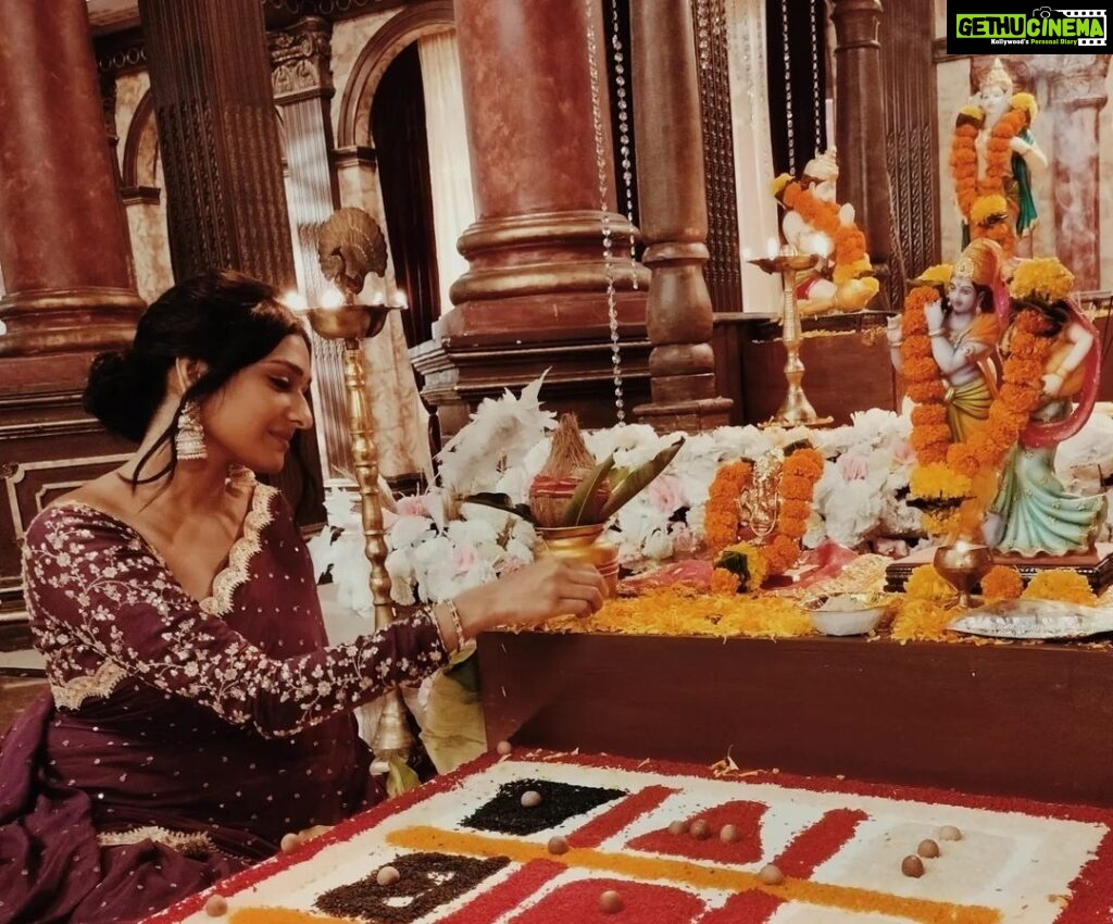 Aishwarya Khare Instagram - कोई प्रेम की पुजारन मन्दिर सजाये 💕