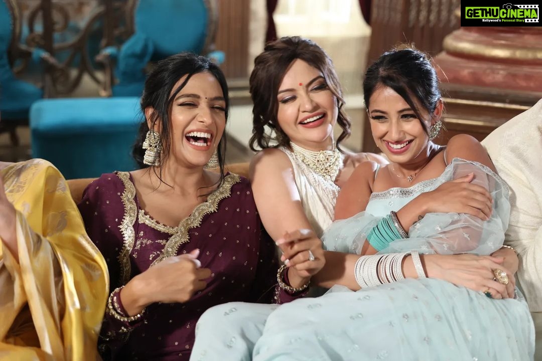 Aishwarya Khare Instagram - Laughter therapy sessions anyone? 🫶🏻 . Guess who made us laugh ? 😂😆❤️❤️❤️❤️ . . #Crazybunch #Happiest #Bhagyalakshmi