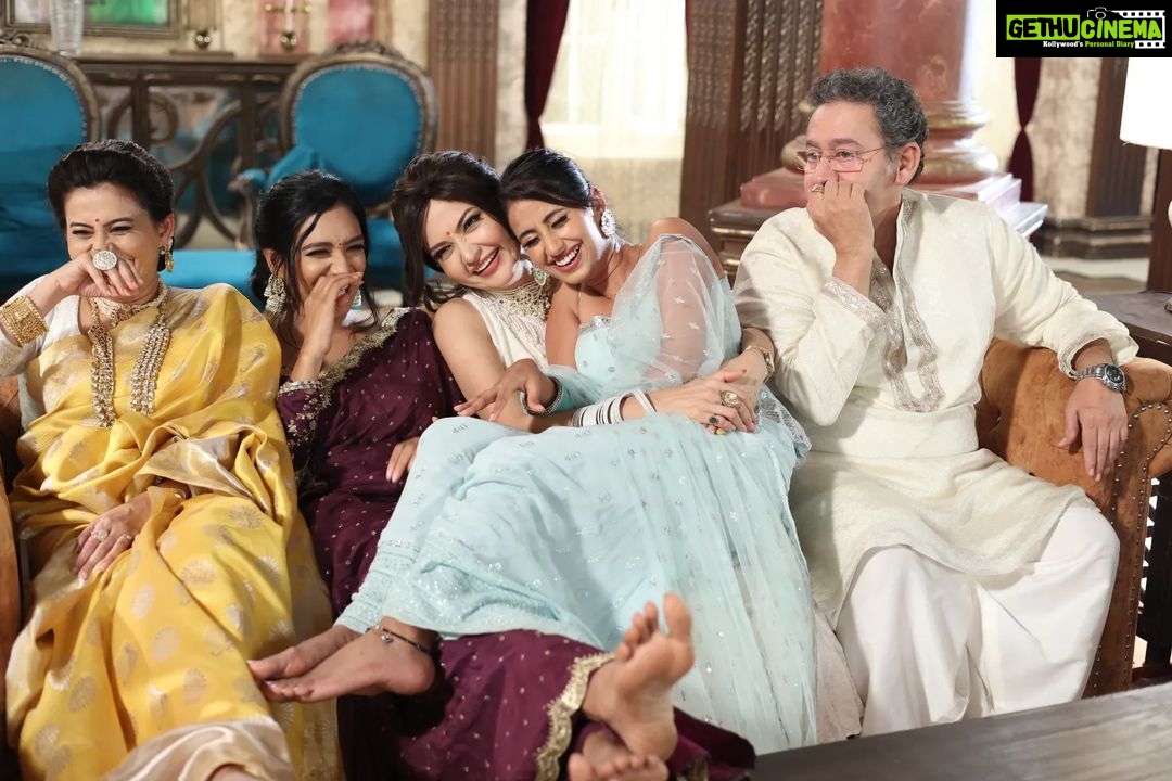 Aishwarya Khare Instagram - Laughter therapy sessions anyone? 🫶🏻 . Guess who made us laugh ? 😂😆❤️❤️❤️❤️ . . #Crazybunch #Happiest #Bhagyalakshmi
