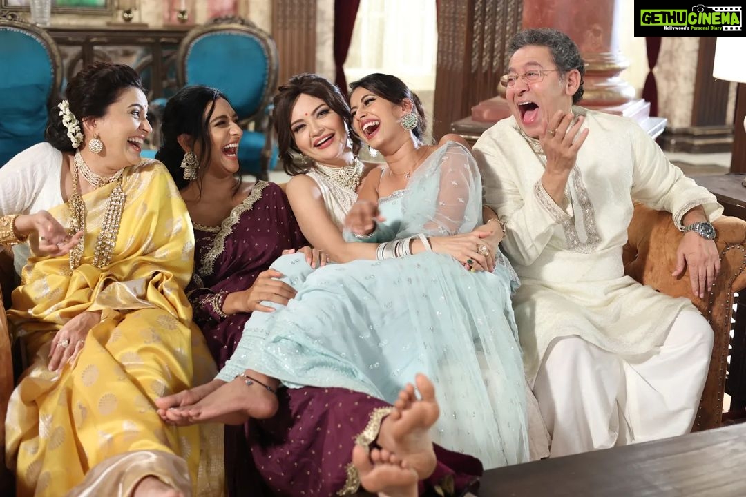 Aishwarya Khare Instagram - Laughter therapy sessions anyone? 🫶🏻 . Guess who made us laugh ? 😂😆❤️❤️❤️❤️ . . #Crazybunch #Happiest #Bhagyalakshmi