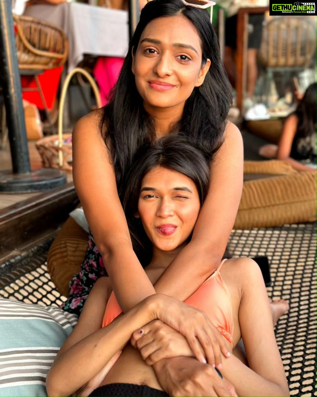 Aishwarya Khare Instagram - Tu hai toh mujhe phir aur kya chahiye ? ❤️🌴🌊🍹🤑✨ Goa, India.