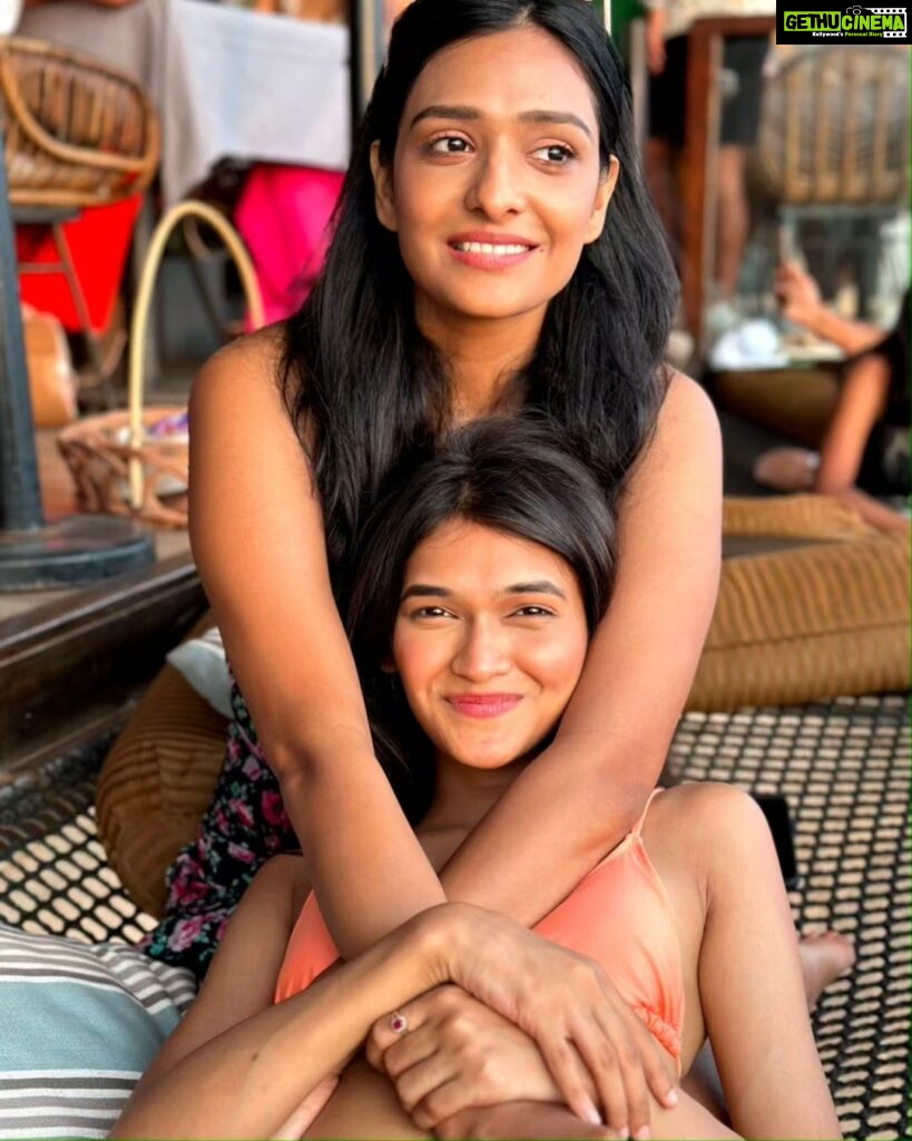 Aishwarya Khare Instagram - Tu hai toh mujhe phir aur kya chahiye ? ❤️🌴🌊🍹🤑✨ Goa, India.