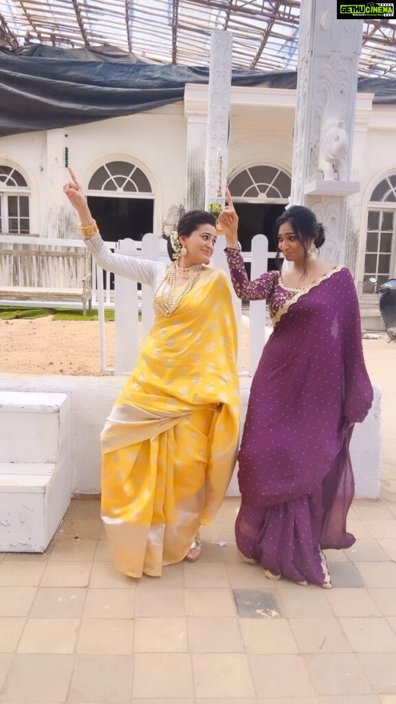 Aishwarya Khare Instagram - When some people pack up early.. and we shoot all day. 😜😝🥰 #bhagyalakshmi #coactors #lakshmi #neelam #friends #worklife