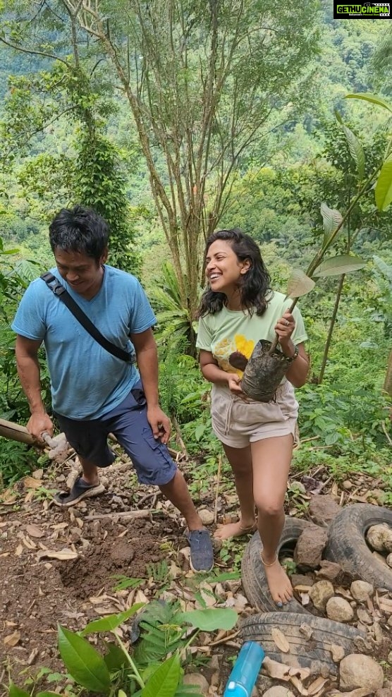 Amala Paul Instagram - Happy birthday to my mommy goddess @annicepaul7 🙏🏽🙏🏽 ... A little gift to my mama, all mamas and MAMA EARTH... Happy heart... Blessed... Gratitude 💚💚🌎🥭🍌💚💚 Munduk, Bali, Indonesia