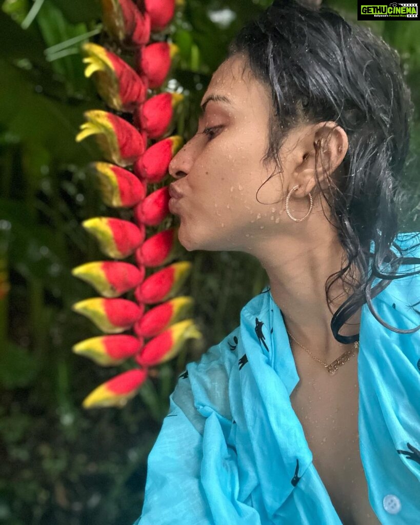 Amala Paul Instagram - Love at first sight ❤️ nice meeting you again beauty 💛 #gonebutnotforgotten #childhoodwonders #flowerpower #wanderlust