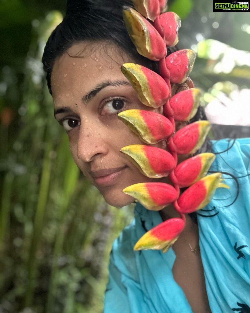 Amala Paul Instagram - Love at first sight ❤️ nice meeting you again beauty 💛 #gonebutnotforgotten #childhoodwonders #flowerpower #wanderlust