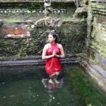 Amala Paul Instagram - Grant me the power of water, to accept what I cannot change. The power of fire, for energy and courage to change the things that I can. The power of air, for the ability to know the difference. Grant me the power of Earth, for the strength to know and walk my path. Blessed Be 🌿🪷🌙 #mahashivratri2023 #holywater #purificationritual #melukat #holyspring #ceremony #abundantserenity #hiddengem #newmoonhealing #bali Pura Gunung Kawi Sebatu