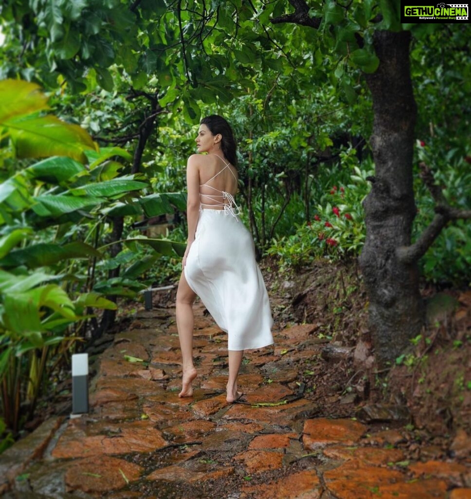 Amyra Dastur Instagram - “In every walk with nature, one receives far more than he seeks.” - #johnmuir . . . Shot by @dieppj Styled by @malvika_tater Hair @zebasherifff MUA @miimoglam Canary Islands Resort & Spa