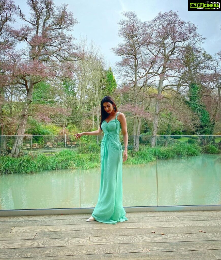 Amyra Dastur Instagram - “If you truly love nature, you will find beauty everywhere.” - #vangogh . . Outfit @labelamoda.in Styled by @malvika_tater . . #throwback Bridgnorth