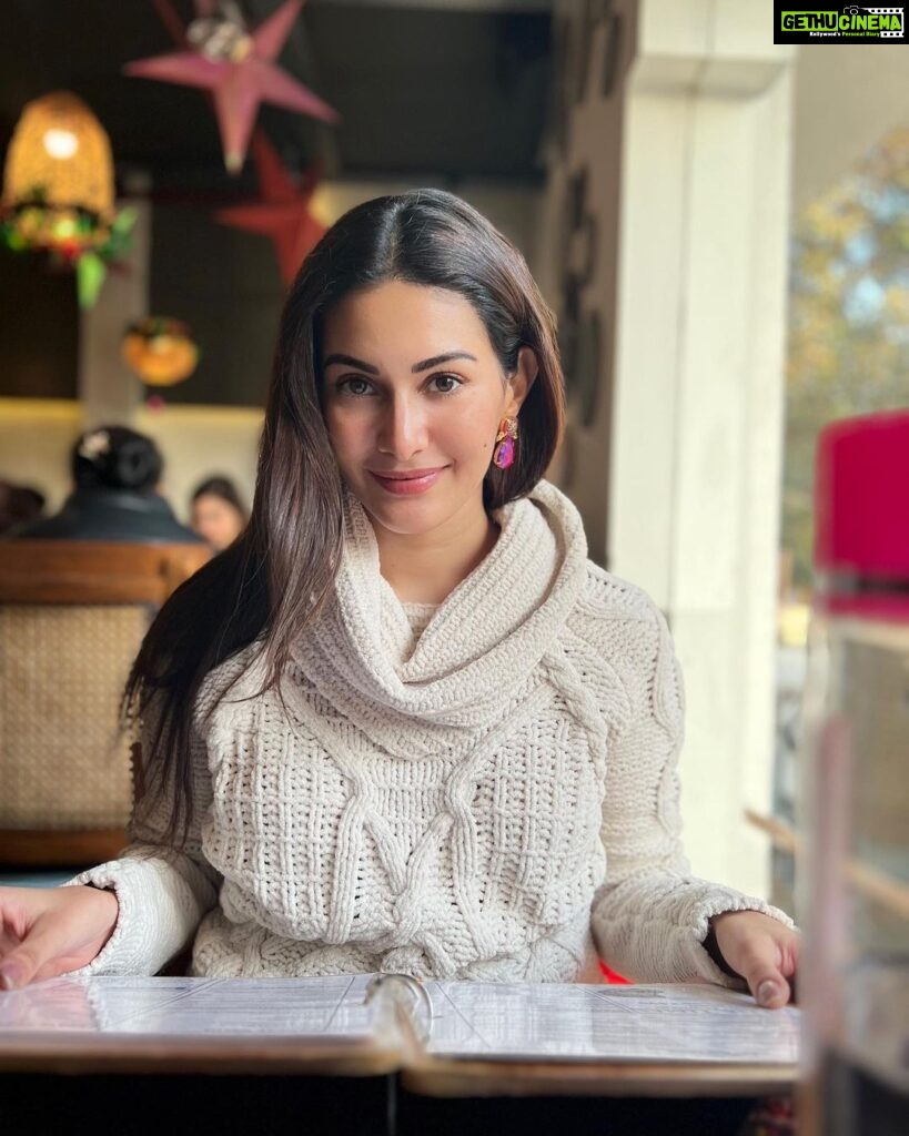 Amyra Dastur Instagram - Fondue, sweater weather and lots to look forward to. Happy New Year everybody 🙏🏼♥️ Khan Market, New Delhi