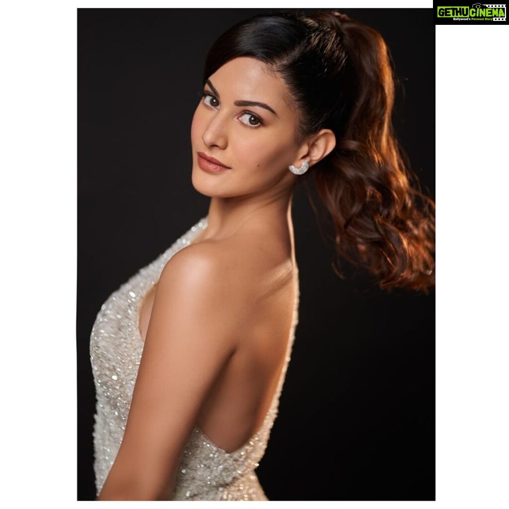 Amyra Dastur Instagram - Time for my close ups 😉 . . . In @julievinobridal for the @justurbane Awards 2023 💫 Styled by @malvika_tater Jewellery @gehnajewellers1 Hair @hairbytabassum MUA @mugshotbyzeba Shot by @dieppj
