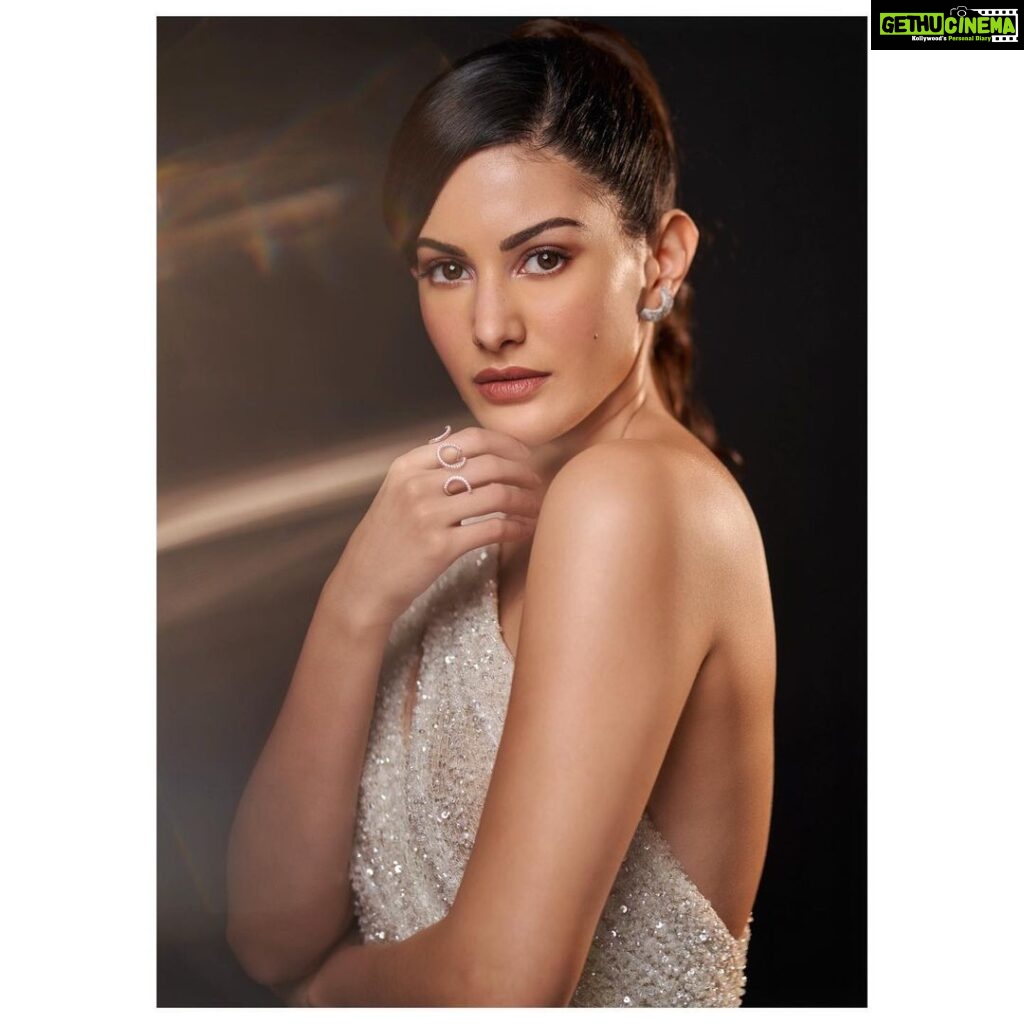 Amyra Dastur Instagram - Time for my close ups 😉 . . . In @julievinobridal for the @justurbane Awards 2023 💫 Styled by @malvika_tater Jewellery @gehnajewellers1 Hair @hairbytabassum MUA @mugshotbyzeba Shot by @dieppj