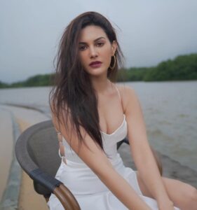 Amyra Dastur Instagram - Cloudy days ☁️
.
.
.
Shot by @dieppj 
Styled by @malvika_tater 
Hair by @mugshotbyzeba 
MUA @miimoglam