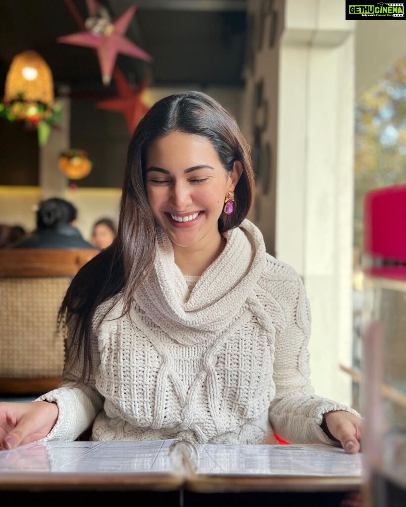 Amyra Dastur Instagram - Fondue, sweater weather and lots to look forward to. Happy New Year everybody 🙏🏼♥️ Khan Market, New Delhi