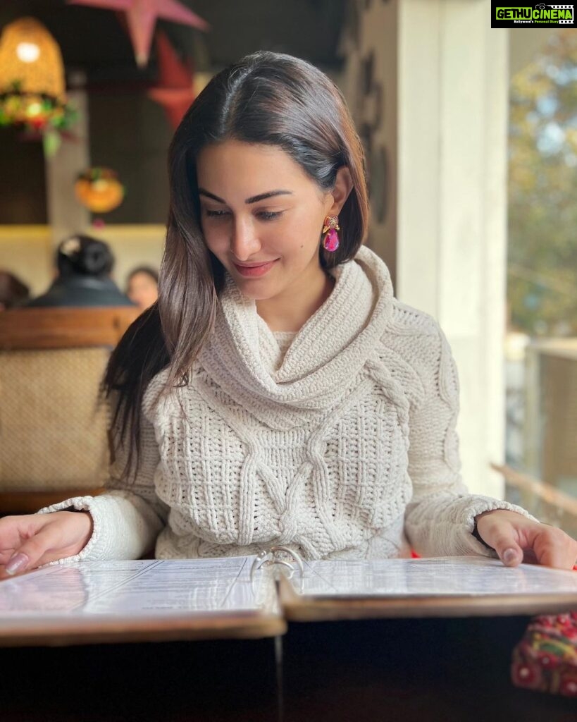 Amyra Dastur Instagram - Fondue, sweater weather and lots to look forward to. Happy New Year everybody 🙏🏼♥️ Khan Market, New Delhi