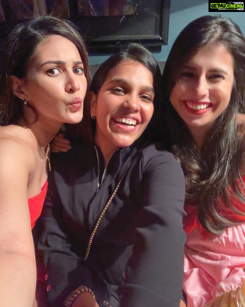 Amyra Dastur Instagram - Tis the season to be jolly Fa-la-la-la-la, la-la-la-la