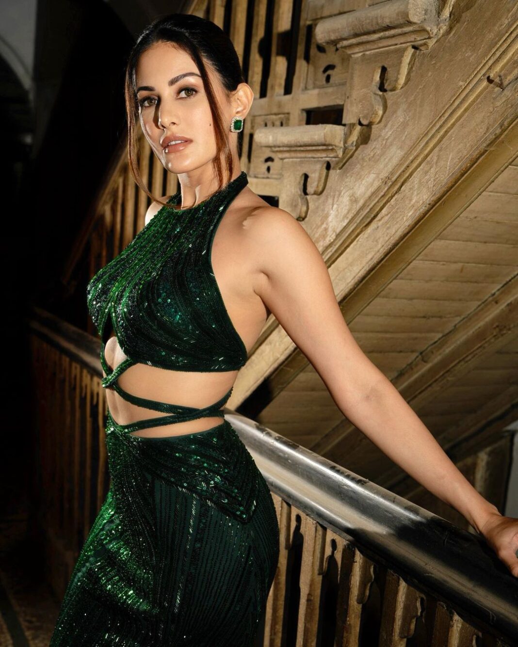 Amyra Dastur Instagram - Keeping it simple for the #filmfareottawards 2022 💫 . . . Wearing @bhawnarao_couture Jewellery @anmoljewellers @dipublicrelations Styled by @malvika_tater Hair @akshatahonawar MUA @niyati_kothari Shot by @saurabh_sonkar