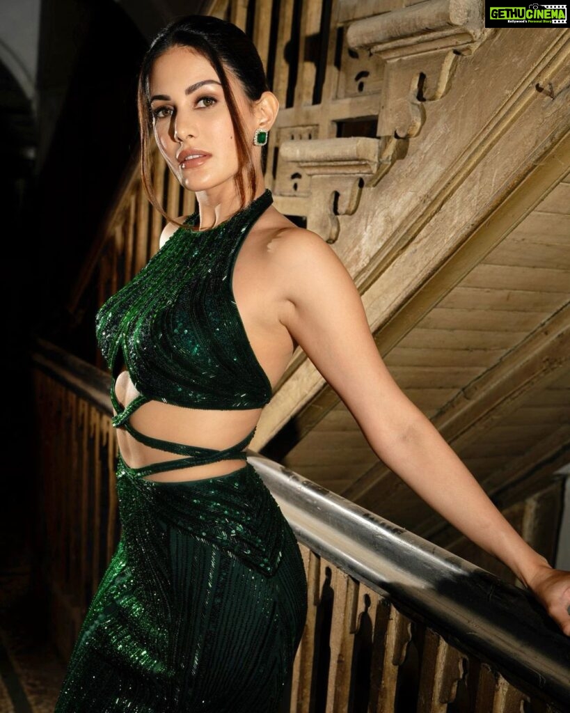 Amyra Dastur Instagram - Keeping it simple for the #filmfareottawards 2022 💫 . . . Wearing @bhawnarao_couture Jewellery @anmoljewellers @dipublicrelations Styled by @malvika_tater Hair @akshatahonawar MUA @niyati_kothari Shot by @saurabh_sonkar