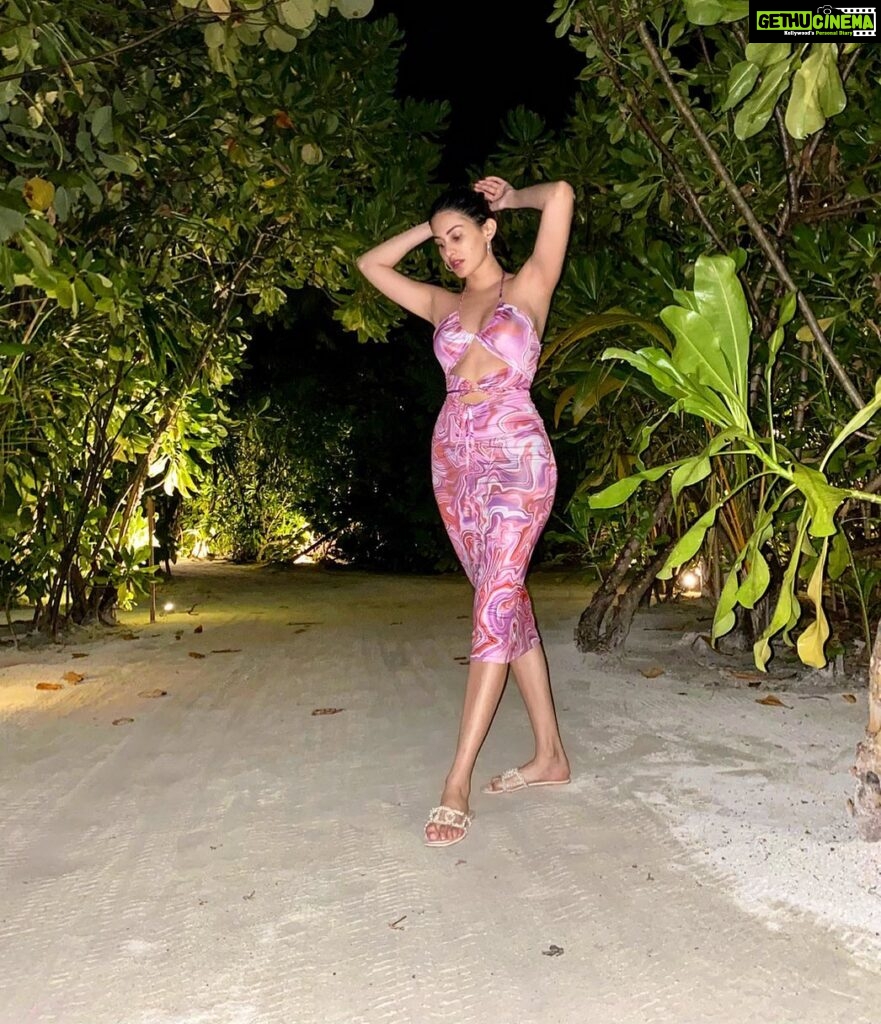 Amyra Dastur Instagram - Tan skin, Salty hair, Flip flops & Ocean air 🌬️ . . . Wearing @herinofficial Styled by @malvika_tater Baglioni Resort Maldives