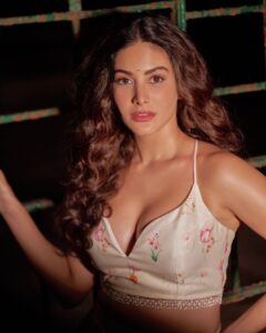 Amyra Dastur Instagram - Midnight 📸 . . . 📸 @dieppj MUA @mugshotbyzeba Hair @lakshsingh__ Styled by @thenanditakohli (assisted by @bavleensethi ) Wearing @lashkaraa
