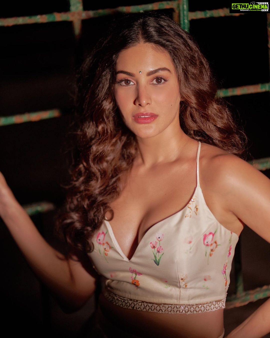 Amyra Dastur Instagram - Midnight 📸 . . . 📸 @dieppj MUA @mugshotbyzeba Hair @lakshsingh__ Styled by @thenanditakohli (assisted by @bavleensethi ) Wearing @lashkaraa