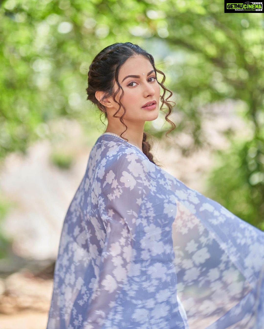 Amyra Dastur Instagram - In Aankhon ki masti ✨ . . . 📸 @dieppj Wearing @lashkaraa Styled by @thenanditakohli (Assisted by @bavleensethi ) Hair @lakshsingh__ MUA @mugshotbyzeba Managed by @anusshiarorah