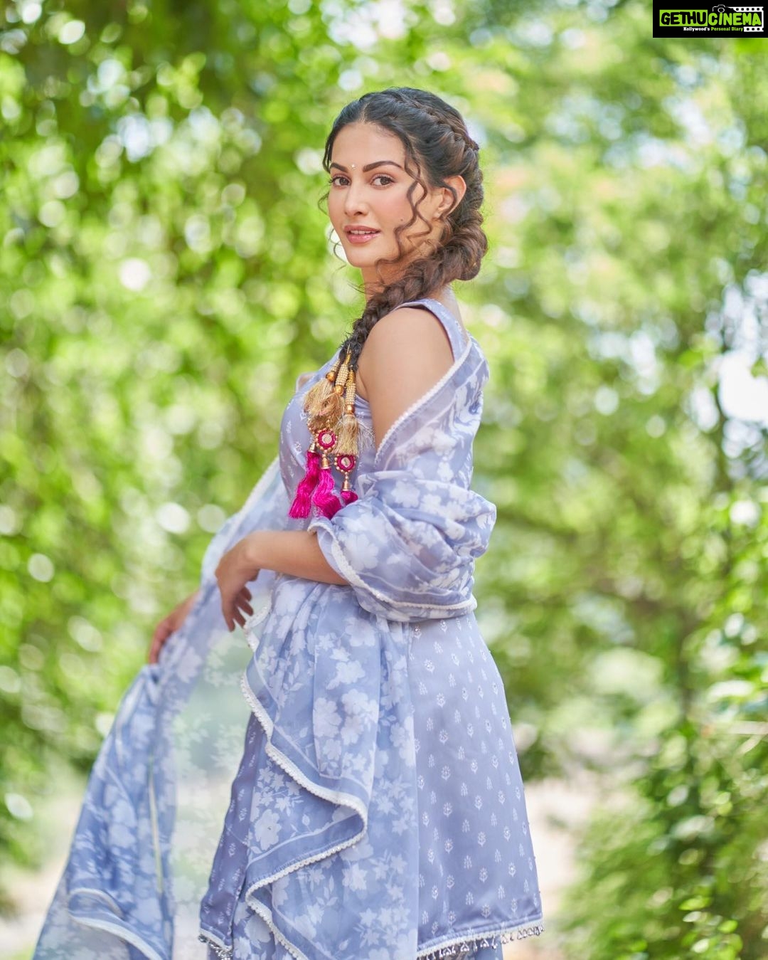 Amyra Dastur Instagram - In Aankhon ki masti ✨ . . . 📸 @dieppj Wearing @lashkaraa Styled by @thenanditakohli (Assisted by @bavleensethi ) Hair @lakshsingh__ MUA @mugshotbyzeba Managed by @anusshiarorah