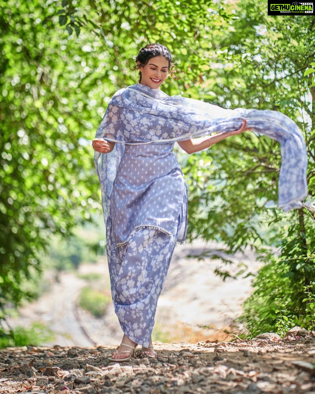 Amyra Dastur Instagram - तितली 🦋 . . . 📸 @dieppj Wearing @lashkaraa Styled by @thenanditakohli (Assisted by @bavleensethi ) MUA @mugshotbyzeba Hair @lakshsingh__