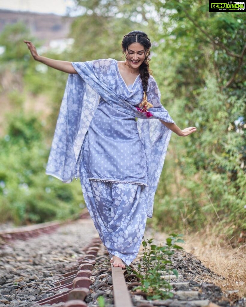 Amyra Dastur Instagram - तितली 🦋 . . . 📸 @dieppj Wearing @lashkaraa Styled by @thenanditakohli (Assisted by @bavleensethi ) MUA @mugshotbyzeba Hair @lakshsingh__