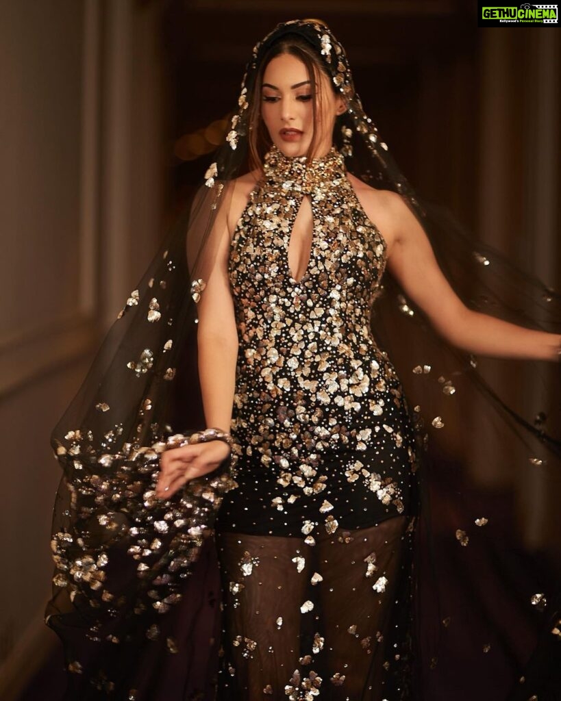 Amyra Dastur Instagram - In motion: Glitz & Glamour✨ . A grand night with @fashiontv X @danubeproperties for the unveiling of @rizwan.sajan ‘s newest architectural master piece 🌇 . Wearing @michael5inco @michaelcinco5 💫 Shot by @anoop.devaraj Managed by @anusshiarorah . . . #danube #danubeproperties #dubai #mydubai #dubaifashion #dubaiproperties #fashionstyle #dubailife Palazzo Versace Dubai