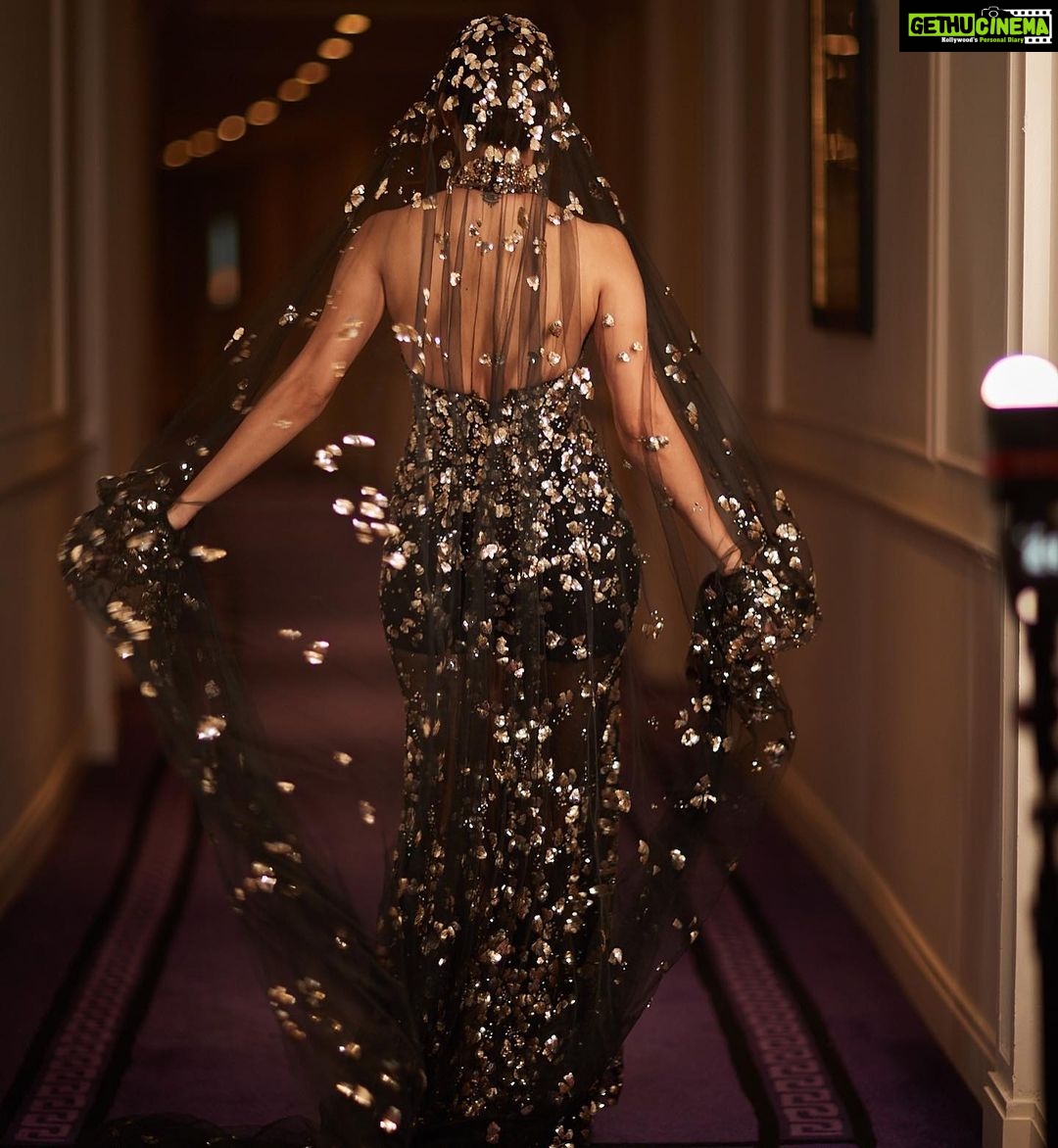 Amyra Dastur Instagram - A grand outfit for a grand launch 💫 Dressed in @michael5inco for the launch of #fashionzbydanube with @danubeproperties ✨ . Shot by @anoop.devaraj . . . #danube #launch #dubai #dubaifashion #dubairealestate #ootn #fashion #dubailife