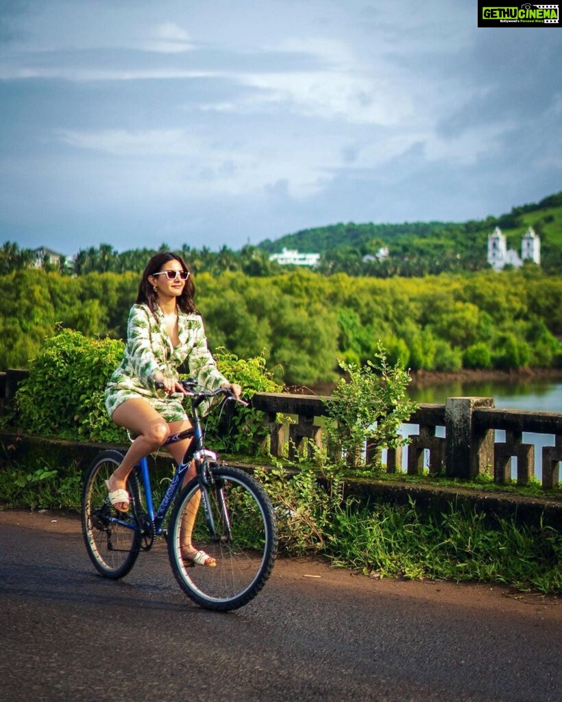 Amyra Dastur Instagram - “Life is like riding a bicycle. To keep your balance, you must keep moving.” - #alberteinstein . . . #goa #hilton #shootlife #travel #travelgram #traveler #incredibleindia #grateful Hilton Goa Resort