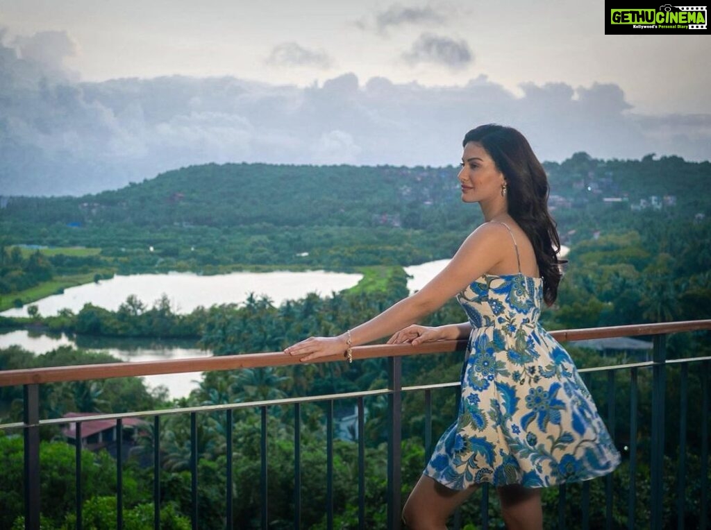 Amyra Dastur Instagram - Leave nothing but footprints, Take nothing but pictures, Kill nothing but time. . . . #goa #august #hilton #shootlife #blessed #travel #travelindia #travelphotography Hilton Goa Resort