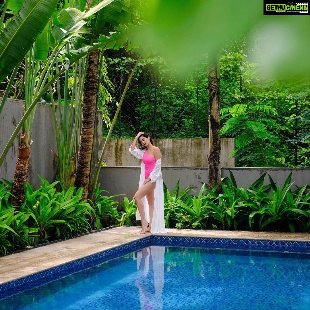 Amyra Dastur Instagram - Live for the moments you can’t put into words. . . . #tb #hilton #goa #poolside #travelphotography #workandtravel #travelgram #grateful Hilton Goa Resort