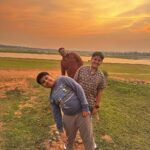 Anasuya Bharadwaj Instagram - Mother Nature doesn’t need a filter.. 🌅..something I look upto 💛🧡 #GoldenHourGlow 🌟🧿 @susank.bharadwaj 👨‍👩‍👦‍👦❤️🧿