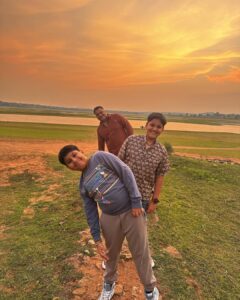 Anasuya Bharadwaj Instagram - Mother Nature doesn’t need a filter.. 🌅..something I look upto 💛🧡

#GoldenHourGlow 🌟🧿

@susank.bharadwaj 👨‍👩‍👦‍👦❤️🧿