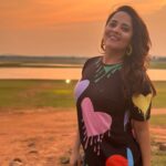Anasuya Bharadwaj Instagram - Mother Nature doesn’t need a filter.. 🌅..something I look upto 💛🧡 #GoldenHourGlow 🌟🧿 @susank.bharadwaj 👨‍👩‍👦‍👦❤️🧿